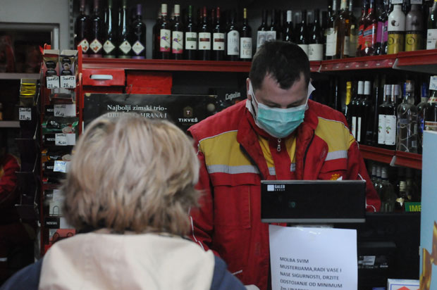 “Ко купи 20 литара уља нека размисли”: Краљевчани гомилају намирнице, док градоначелник апелује на солидарност